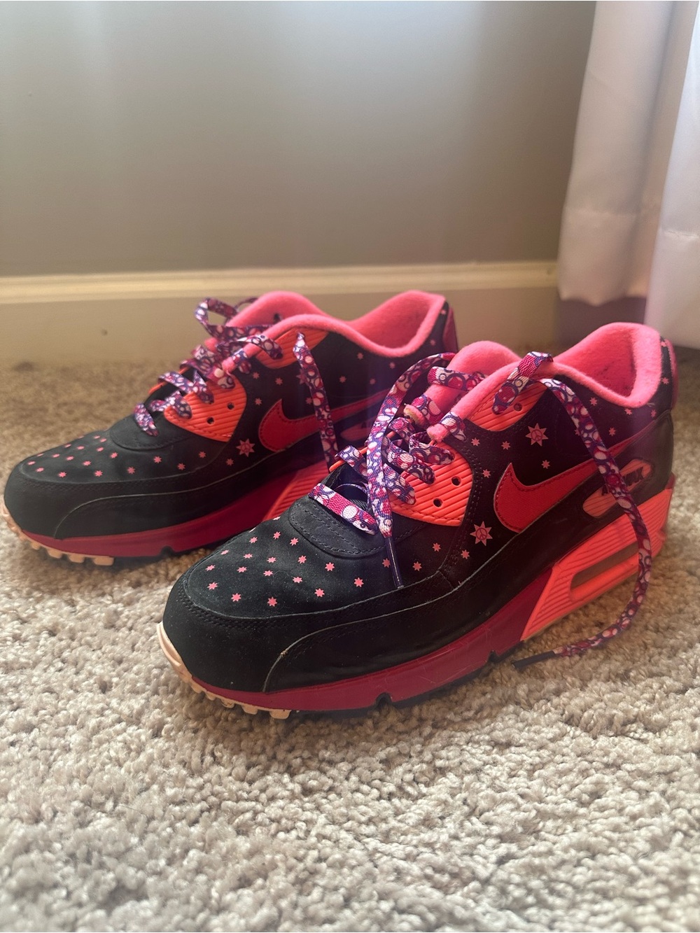 Nike Black and Hot Pink Star Accent Athletic Sneakers